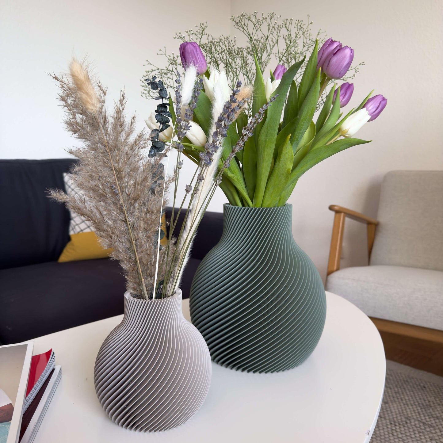 Aris Design-Vase im Raum mit Trockenblumen und Schnittblumen– 3D-Druckdeko aus PLA