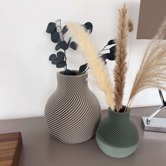 Aris Design-Vase im Raum mit Trockenblumen und Schnittblumen– 3D-Druckdeko aus PLA