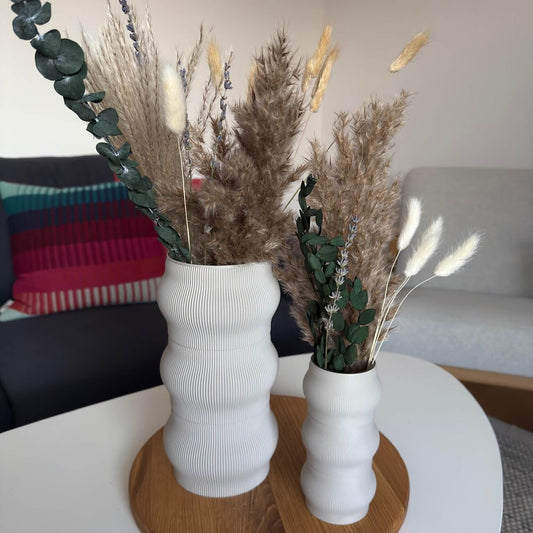 Stillleben mit der modularen Vase CYRA – vielfältig kombinierbar, 3D-gedruckt in modernem Interior