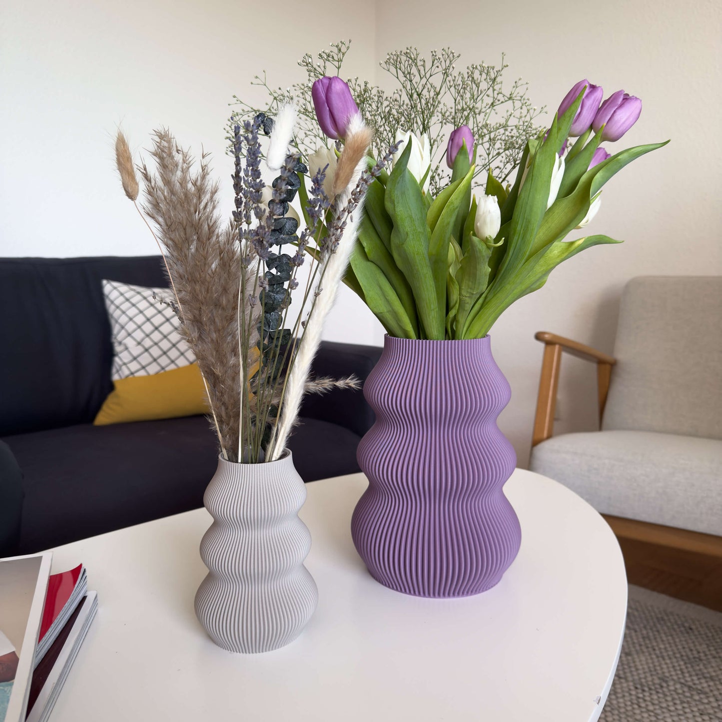 Kleine Eos Vase in Weiß und große Vase in lila mit Schnittblumen – nachhaltig 3D-gedruckt von Cranny