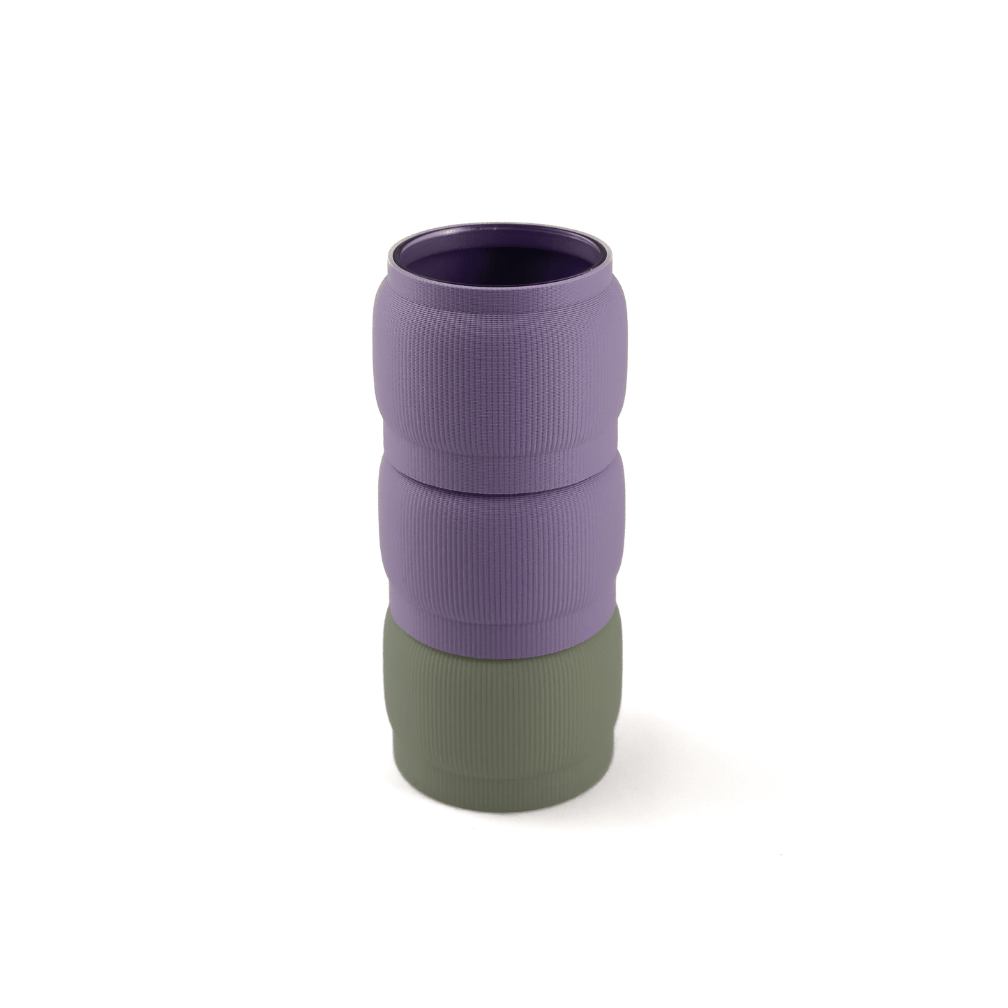 Modulare Vase SORA in Größe vase, bestehend aus Boden in boden und zwei Aufsätzen in aufsatz und lila. Nachhaltiges Wohnaccessoire von Cranny im modernen Design.
