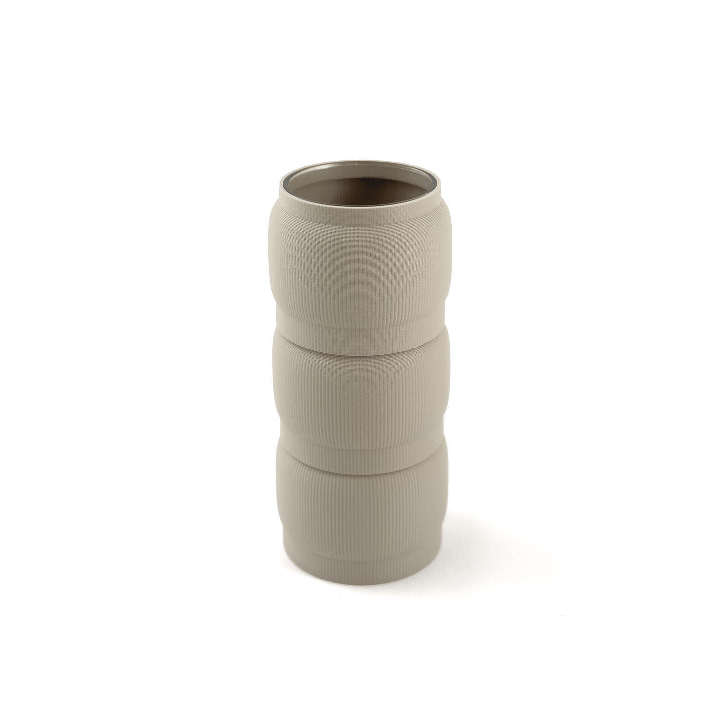 Designvase SORA modular aufgebaut – Größe vase, kombiniert mit boden Boden sowie Aufsatzfarben aufsatz und weiß. Nachhaltiges Wohnaccessoire von Cranny im modernen Design.
