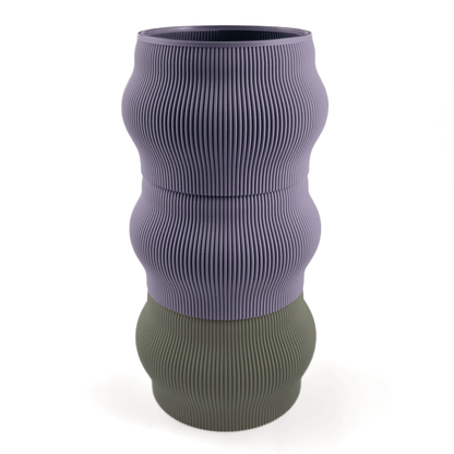 Designvase CYRA modular aufgebaut – Groesse vase, bestehend aus Boden in boden und zwei Aufsaetzen in aufsatz und lila. Ideal fuer kreative Interiors – handgefertigt im 3D-Druck.
