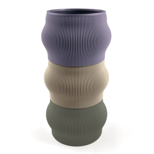 Modern kombinierbare Vase CYRA, 3D-gedruckt – Größe vase, kombiniert mit boden Boden sowie Aufsatzfarben aufsatz und lila. Nachhaltiges Wohnaccessoire von Cranny im modernen Design.
