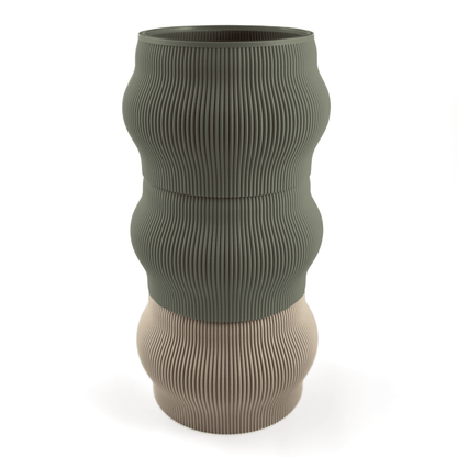 Modern kombinierbare Vase CYRA, 3D-gedruckt – Groesse vase, bestehend aus Boden in boden und zwei Aufsaetzen in aufsatz und gruen. Nachhaltiges Wohnaccessoire von Cranny im modernen Design.
