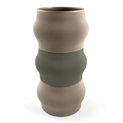 Modulare Vase CYRA in Groesse vase, kombiniert mit boden Boden sowie Aufsatzfarben aufsatz und gruen. Aus PLA gefertigt, fuer stilvolles und flexibles Einrichten.
