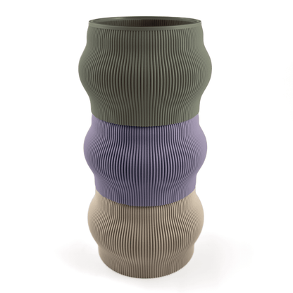 Individuell konfigurierbare Vase CYRA aus dem 3D-Druck – Groesse vase, mit Boden in boden und Aufsaetzen in aufsatz und lila. Nachhaltiges Wohnaccessoire von Cranny im modernen Design.
