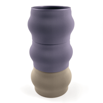 Modulare Vase CYRA in Groesse vase, kombiniert mit boden Boden sowie Aufsatzfarben aufsatz und lila. Aus PLA gefertigt, fuer stilvolles und flexibles Einrichten.
