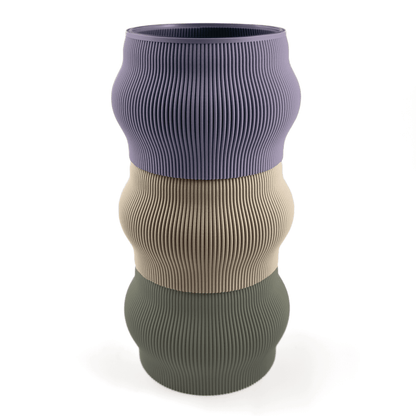 Modern kombinierbare Vase CYRA, 3D-gedruckt – Groesse vase, bestehend aus Boden in boden und zwei Aufsaetzen in aufsatz und lila. Nachhaltiges Wohnaccessoire von Cranny im modernen Design.
