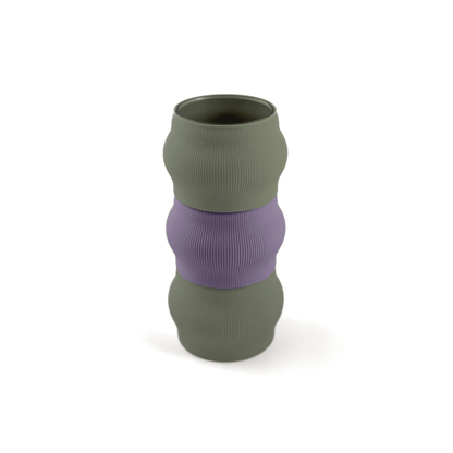 Designvase CYRA modular aufgebaut – Groesse vase, kombiniert mit boden Boden sowie Aufsatzfarben aufsatz und lila. Nachhaltiges Wohnaccessoire von Cranny im modernen Design.
