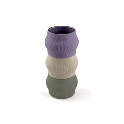 Individuell konfigurierbare Vase CYRA aus dem 3D-Druck – Groesse vase, bestehend aus Boden in boden und zwei Aufsaetzen in aufsatz und weiss. Ideal fuer kreative Interiors – handgefertigt im 3D-Druck.
