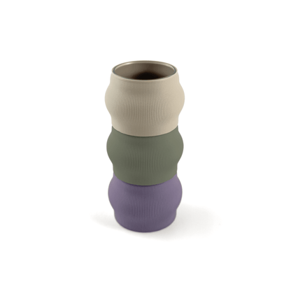Modern kombinierbare Vase CYRA, 3D-gedruckt – Groesse vase, bestehend aus Boden in boden und zwei Aufsaetzen in aufsatz und gruen. Aus PLA gefertigt, fuer stilvolles und flexibles Einrichten.
