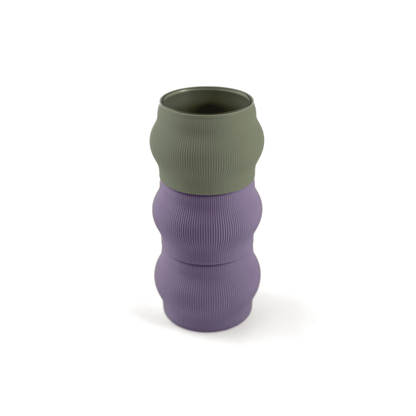 Modulare Vase CYRA in Groesse vase, bestehend aus Boden in boden und zwei Aufsaetzen in aufsatz und lila. Ideal fuer kreative Interiors – handgefertigt im 3D-Druck.
