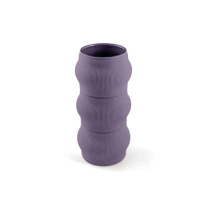 Designvase CYRA modular aufgebaut – Groesse vase, mit Boden in boden und Aufsaetzen in aufsatz und lila. Aus PLA gefertigt, fuer stilvolles und flexibles Einrichten.
