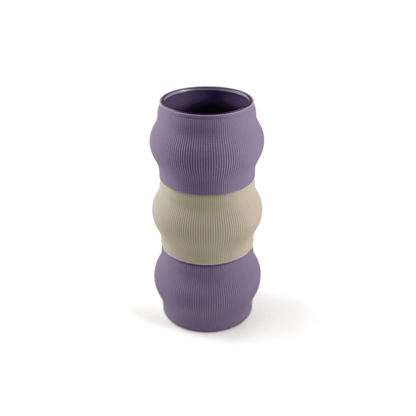 Modulare Vase CYRA in Groesse vase, kombiniert mit boden Boden sowie Aufsatzfarben aufsatz und weiss. Aus PLA gefertigt, fuer stilvolles und flexibles Einrichten.
