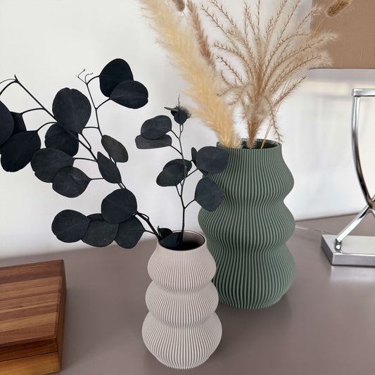 Kleine Eos Vase in Weiß mit großer Vase in Grün und Trochenblumen – nachhaltig 3D-gedruckt von Cranny
