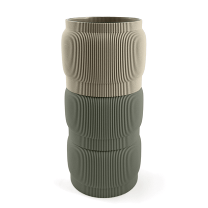 Designvase SORA modular aufgebaut – Größe vase, mit Boden in boden und Aufsätzen in aufsatz und grün. Aus PLA gefertigt, für stilvolles und flexibles Einrichten.