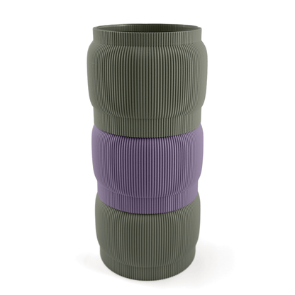 Individuell konfigurierbare Vase SORA aus dem 3D-Druck – Größe vase, Farben: Boden boden, Aufsätze aufsatz und lila. Ein modernes Highlight von Cranny, 3D-gedruckt aus PLA.