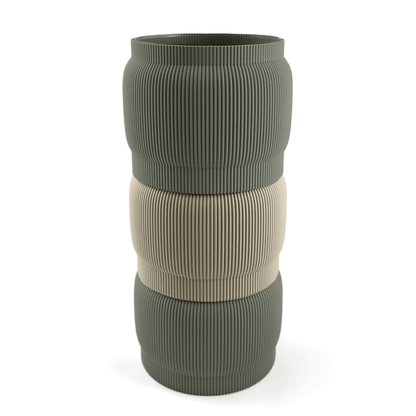 Designvase SORA modular aufgebaut – Größe vase, kombiniert mit boden Boden sowie Aufsatzfarben aufsatz und weiß. Nachhaltiges Wohnaccessoire von Cranny im modernen Design.