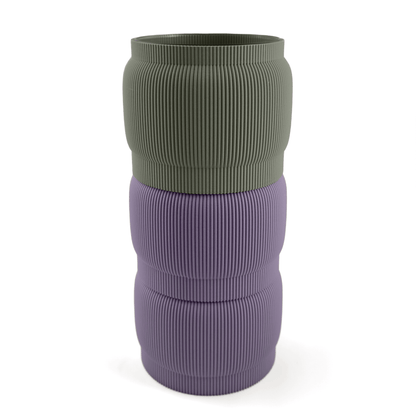 Individuell konfigurierbare Vase SORA aus dem 3D-Druck – Größe vase, Farben: Boden boden, Aufsätze aufsatz und lila. Nachhaltiges Wohnaccessoire von Cranny im modernen Design.