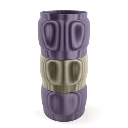 Designvase SORA modular aufgebaut – Größe vase, mit Boden in boden und Aufsätzen in aufsatz und weiß. Ideal für kreative Interiors – handgefertigt im 3D-Druck.