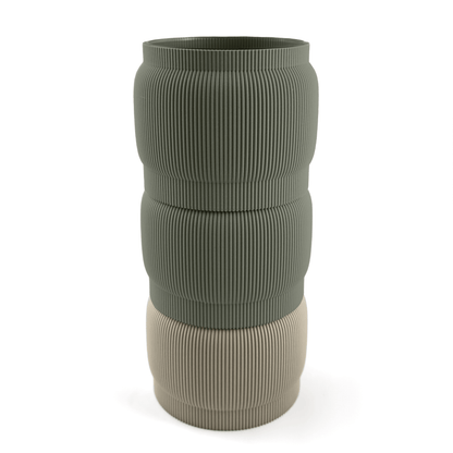 Individuell konfigurierbare Vase SORA aus dem 3D-Druck – Größe vase, kombiniert mit boden Boden sowie Aufsatzfarben aufsatz und grün. Ideal für kreative Interiors – handgefertigt im 3D-Druck.