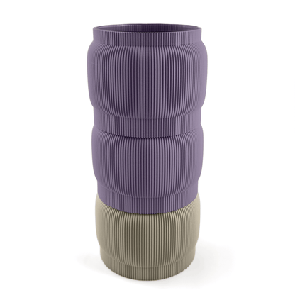 Individuell konfigurierbare Vase SORA aus dem 3D-Druck – Größe vase, bestehend aus Boden in boden und zwei Aufsätzen in aufsatz und lila. Aus PLA gefertigt, für stilvolles und flexibles Einrichten.