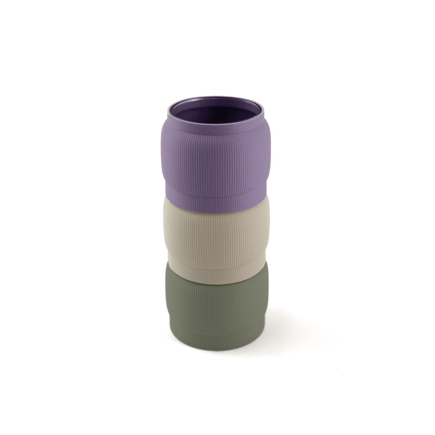 Designvase SORA modular aufgebaut – Größe vase, kombiniert mit boden Boden sowie Aufsatzfarben aufsatz und weiß. Nachhaltiges Wohnaccessoire von Cranny im modernen Design.