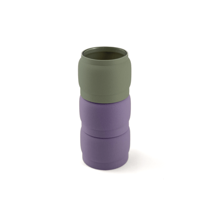 Designvase SORA modular aufgebaut – Größe vase, bestehend aus Boden in boden und zwei Aufsätzen in aufsatz und lila. Aus PLA gefertigt, für stilvolles und flexibles Einrichten.